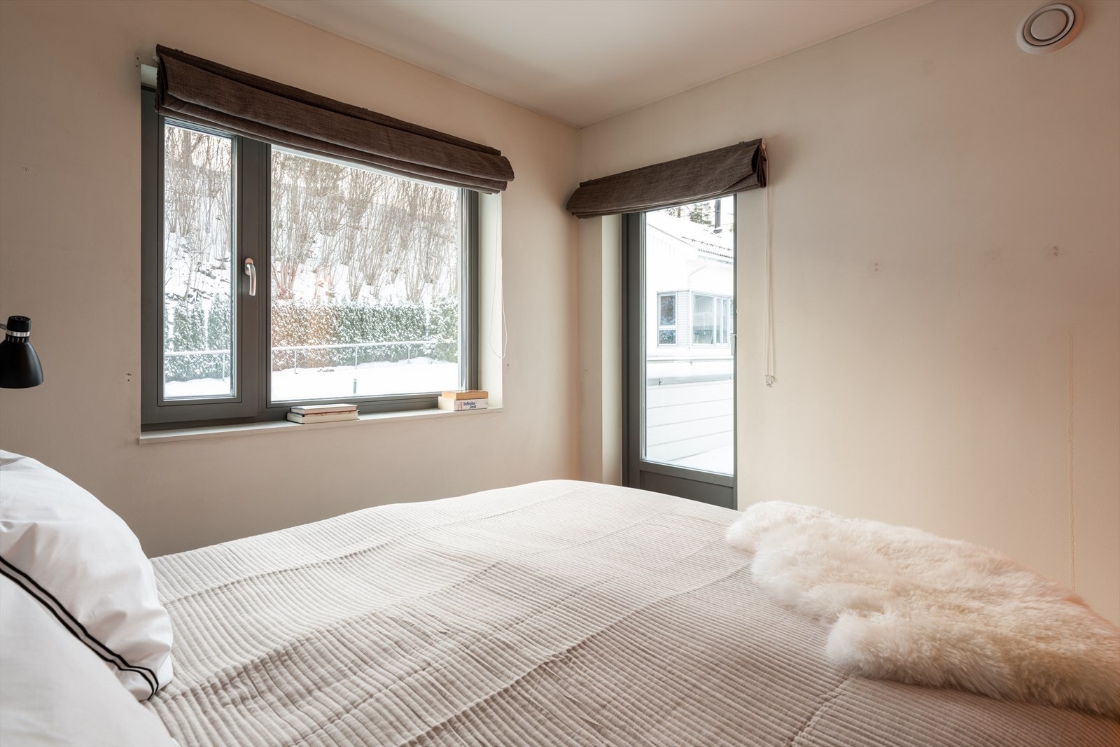 Hovedsoverommet er romslig og har utgang til en luftebalkong på ca. 5 kvm med svært gode solforhold. Galleribilde