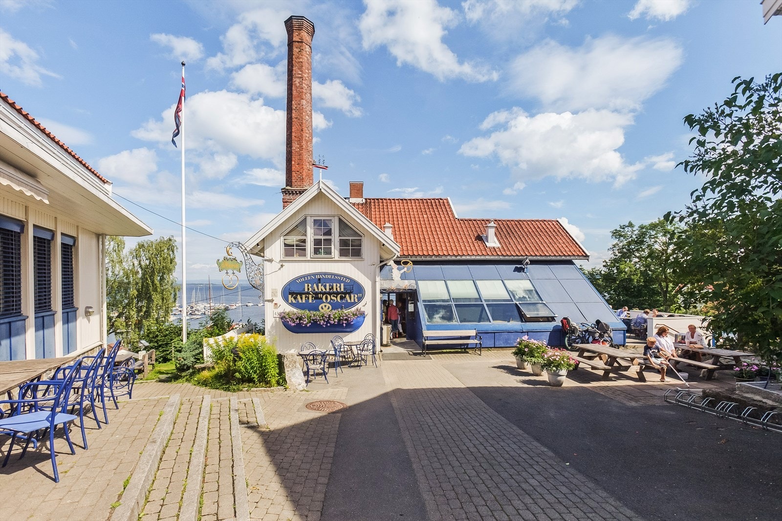 Populære Kafe Oscar i Vollen sentrum. Galleribilde