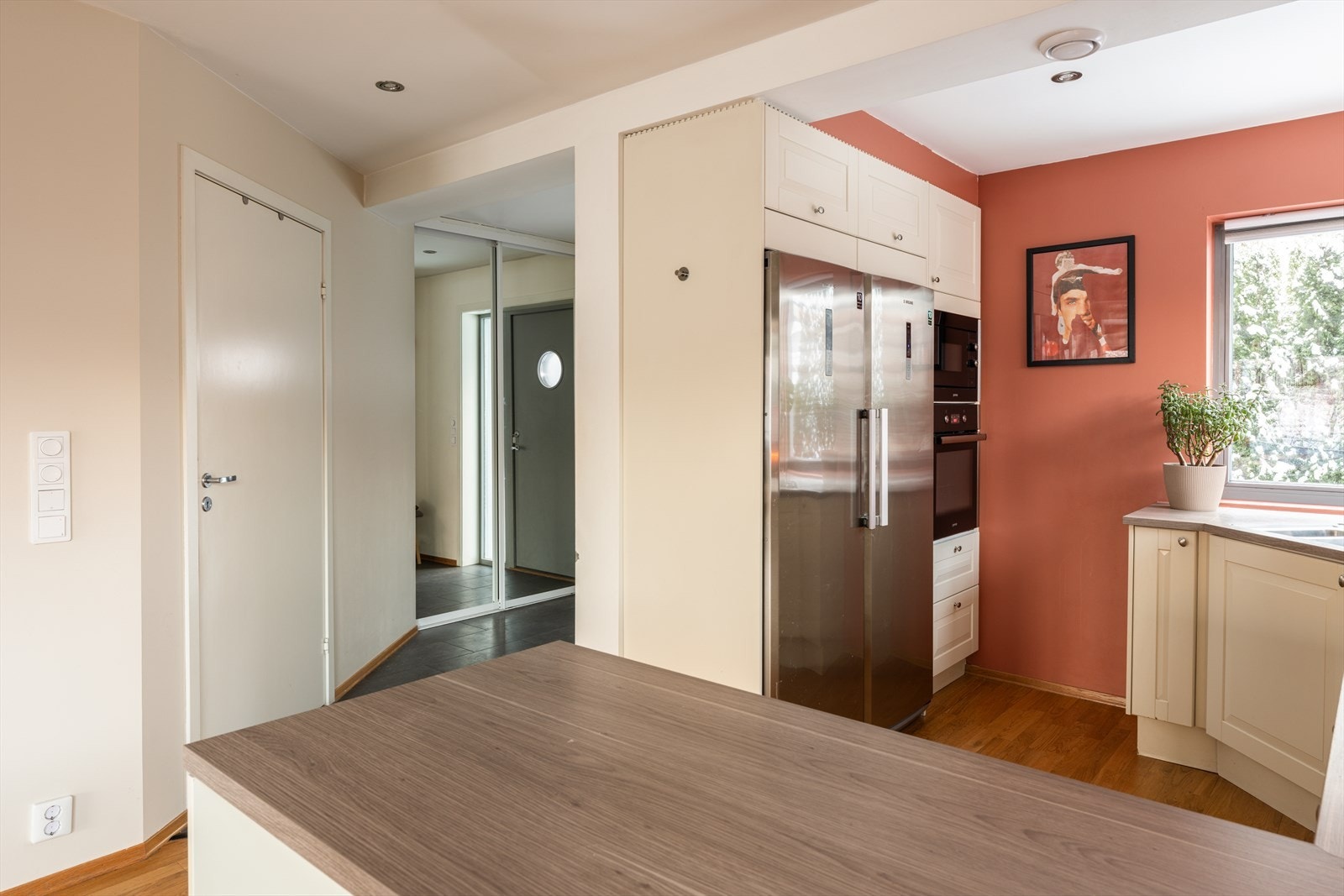 Kjøkkenet fremstår som praktisk og innbydende, med gode arbeidsflater og gjennomtenkt løsning som passer godt for den matglade. Galleribilde