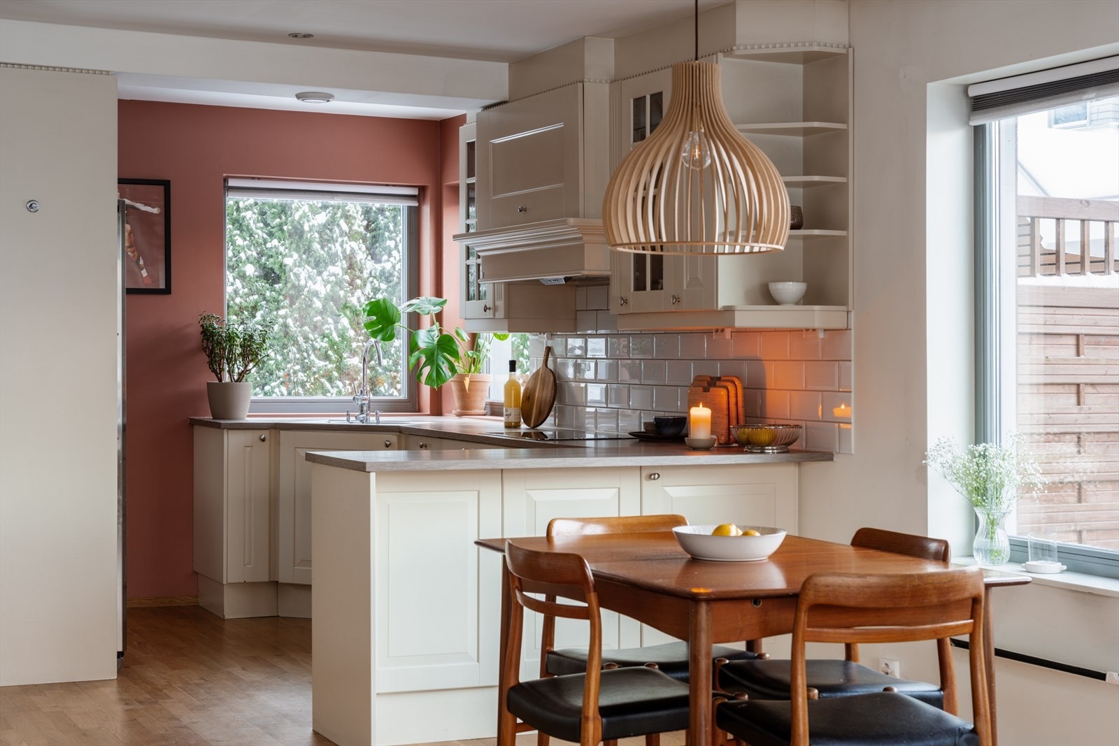 Romslig spiseplass med store vinduer og flotte lysforhold, ideelt for hyggelige måltider med familie og venner. Galleribilde