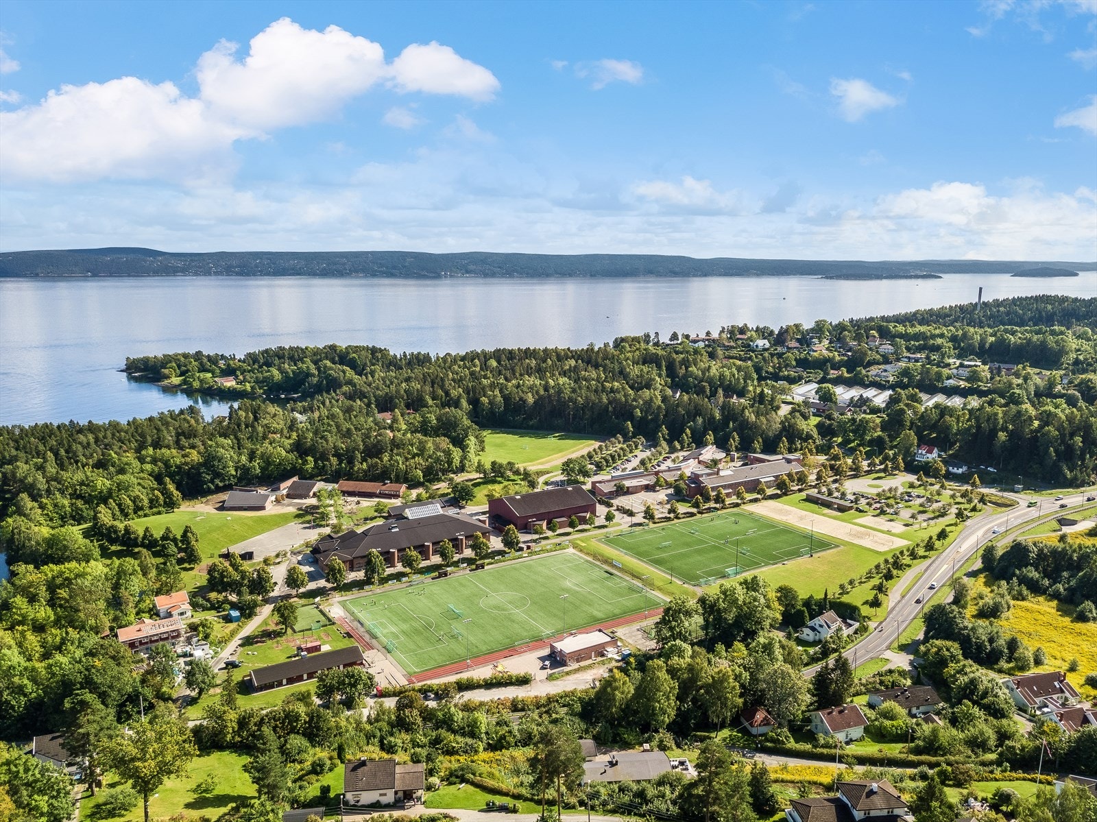 Arnestad og Vollen- barne og ungdomsskole. Galleribilde