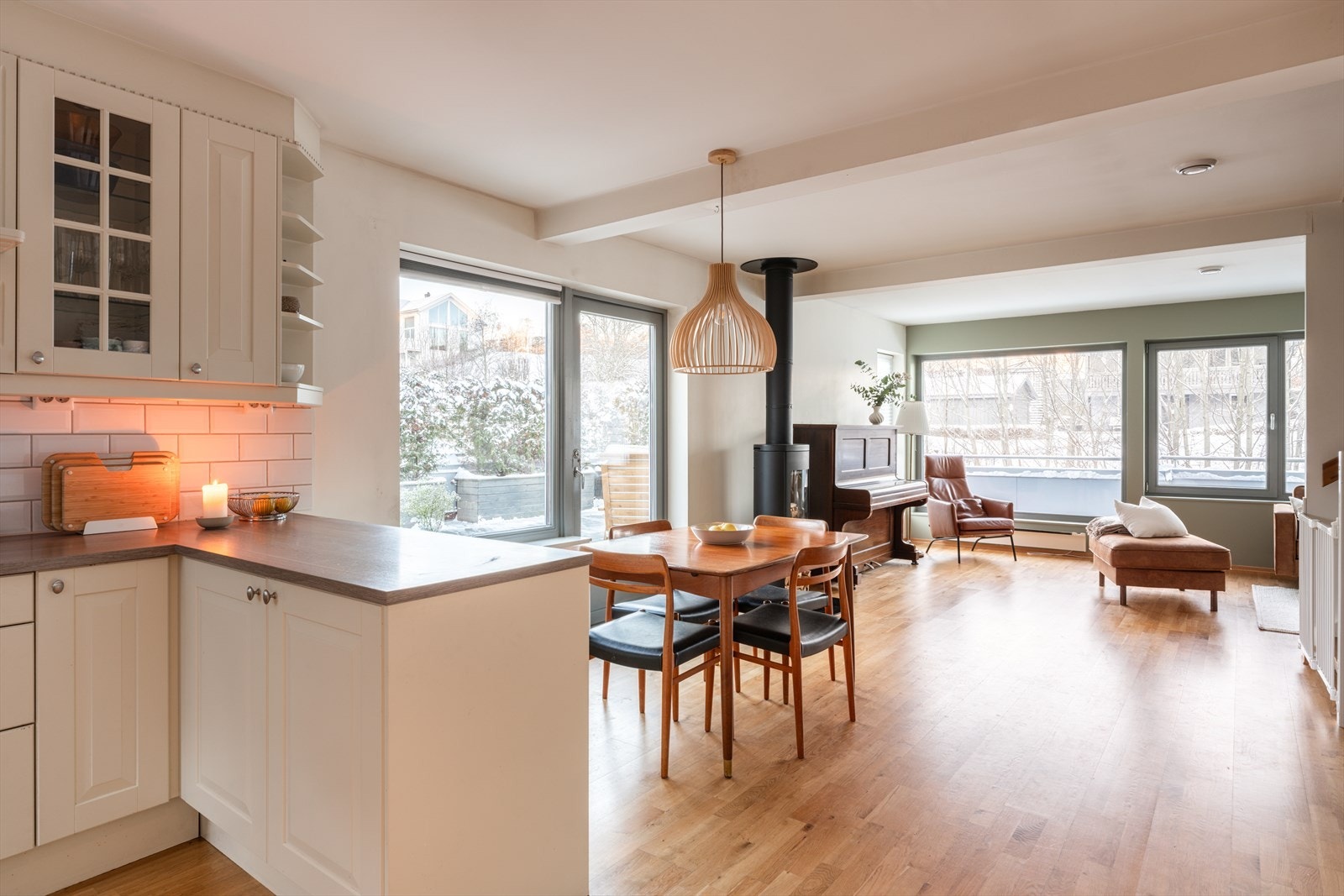 Åpen kjøkken- og stueløsning som skaper et naturlig og sosialt samlingspunkt i hjemmet. Galleribilde