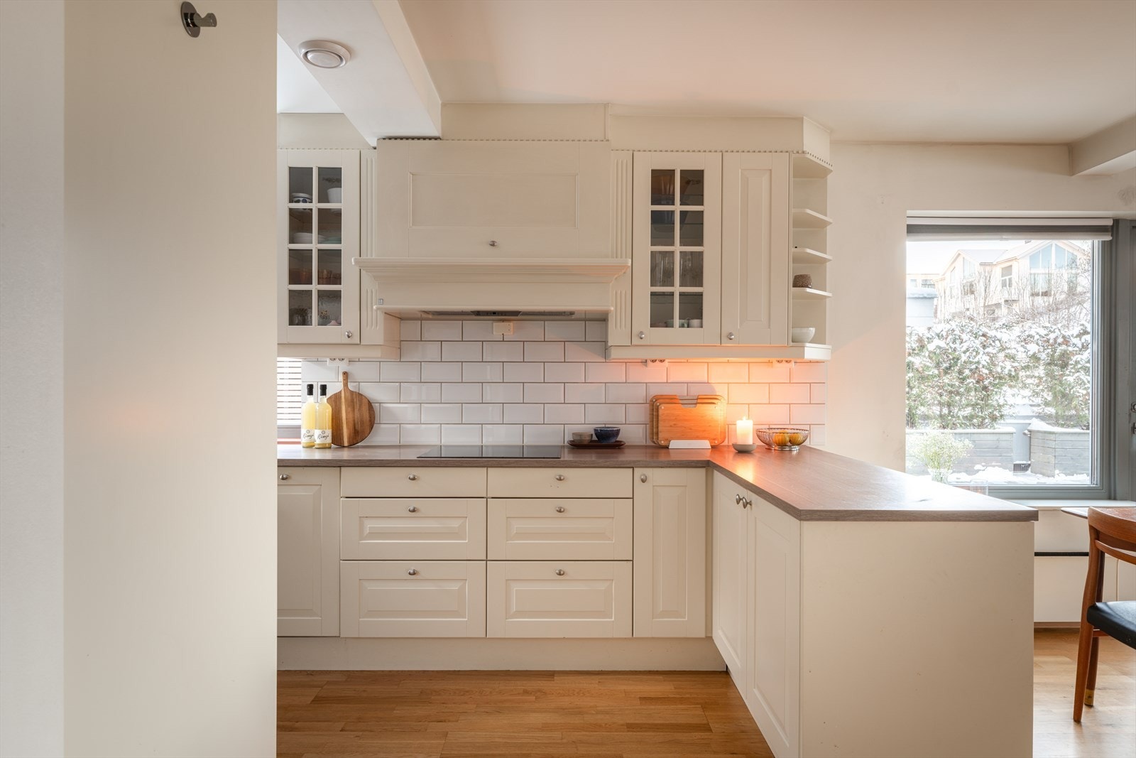 Innredningen har profilerte fronter og laminat benkeplate, og byr på rikelig med oppbevaringsplass i både skap og skuffer. Galleribilde