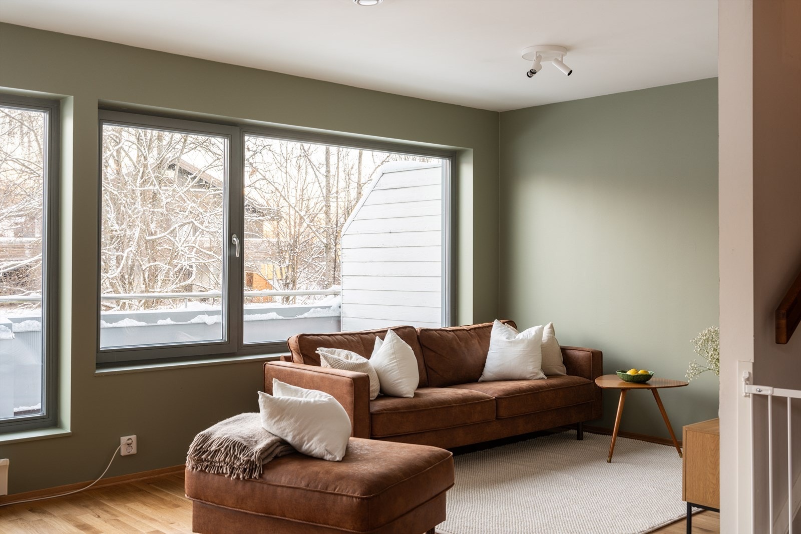 Innbydende stue med lun sofakrok, perfekt for avslapning og hyggelige kvelder. Galleribilde