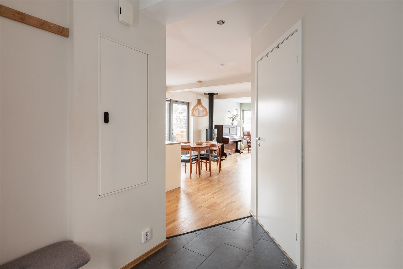 Vegger og tak er malt i lyse fargetoner, noe som bidrar til et lyst og åpent uttrykk. Galleribilde