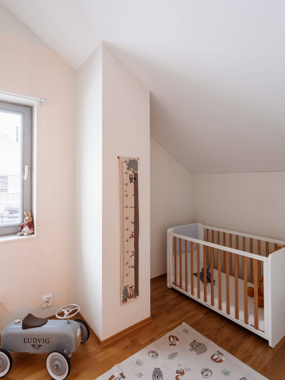 Samtlige rom har parkett på gulv og lyse, malte flater på vegger og i tak, noe som gir et lyst og trivelig uttrykk. Galleribilde