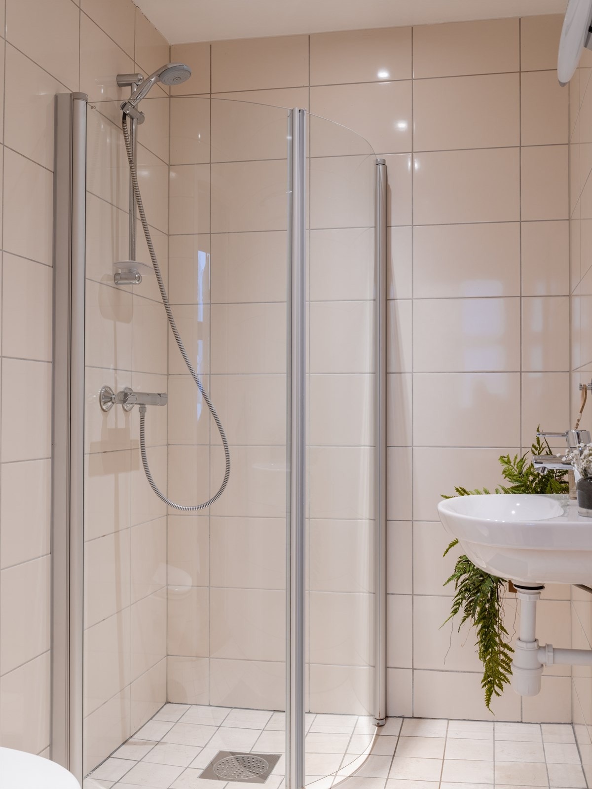 Begge bad har flislagte gulv med varmekabler, flislagte vegger samt malte himlinger med downlights. Galleribilde