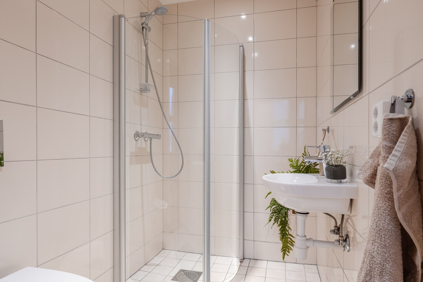 Badet i 2. etasje ligger i tilknytning til soverommene og er innredet med vegghengt toalett, servant og dusjhjørne med innfellbare glassdører. Galleribilde