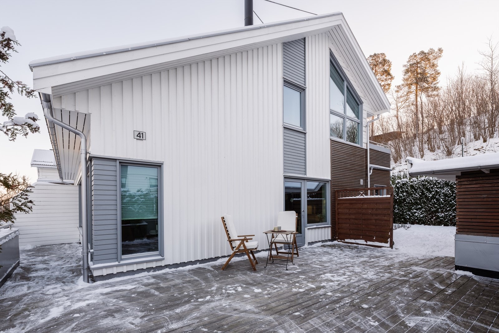 Romslig uteplass som gir gode muligheter for sittegrupper, avslapning og sosiale stunder utendørs. Galleribilde