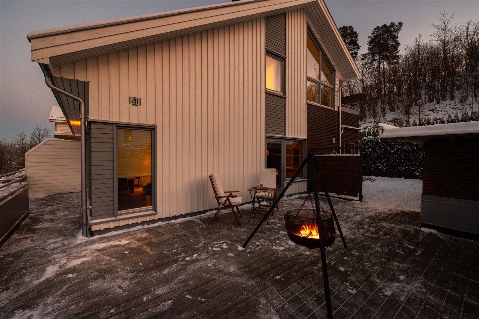 En solrik uteplass som inviterer til rolige morgener, lange sommerkvelder og varme samtaler rundt bålpannen. Galleribilde