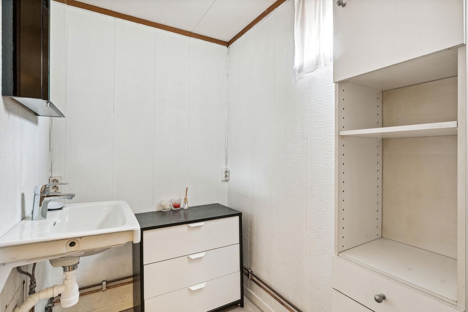 I tilknytning til baderom er det satt opp et rom med speil, vask og oppbevaringsmøbler. Galleribilde