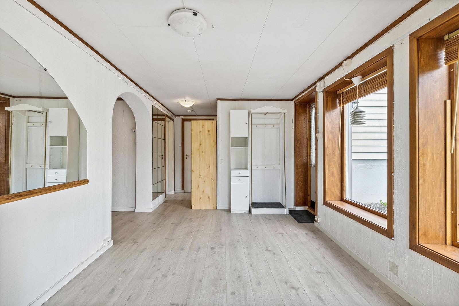 Stuen fremstår lys, og har store vinduer som sørger for godt med lysinnslipp. Galleribilde