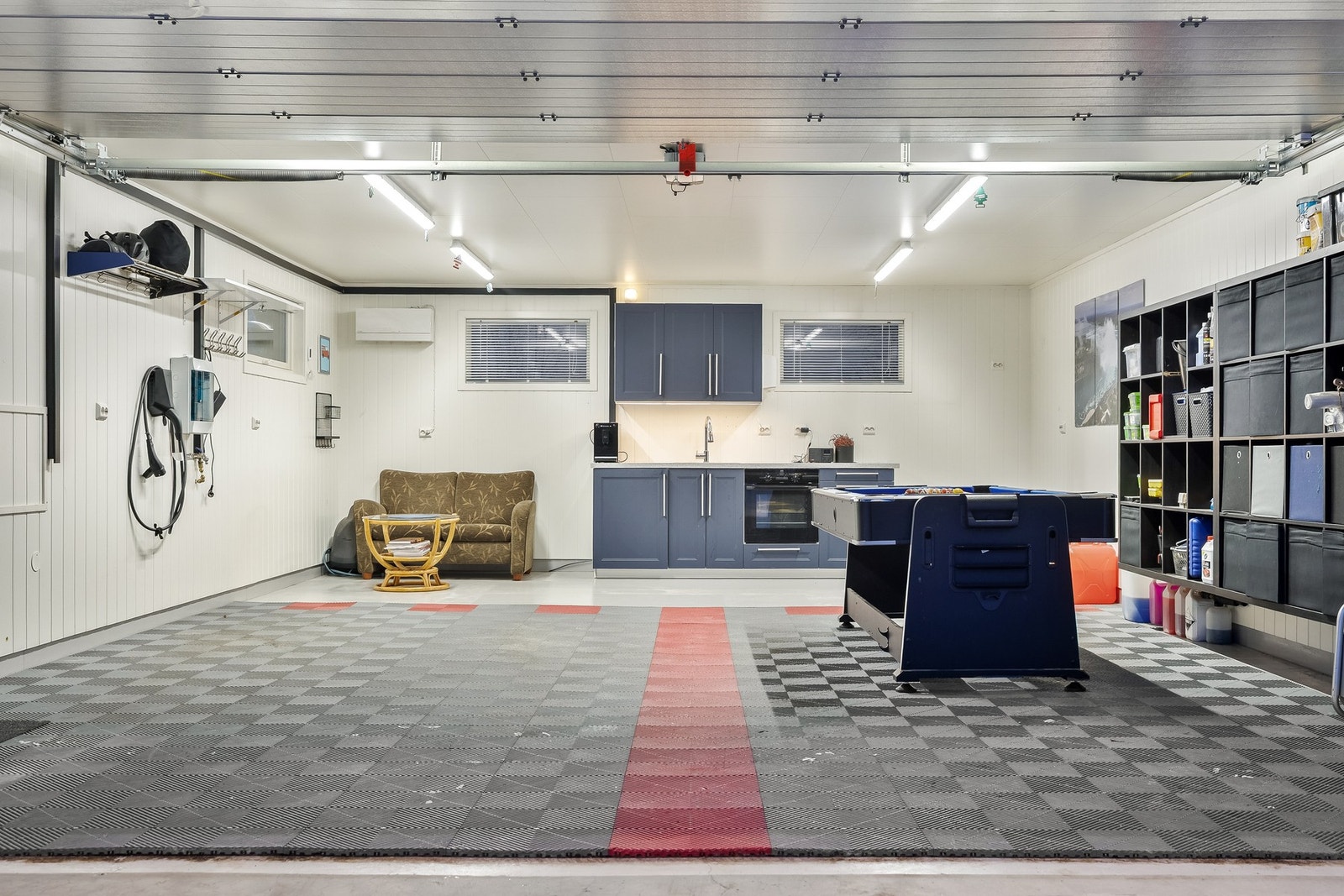 Garasje med elbil-lader og miniventilasjon. Galleribilde