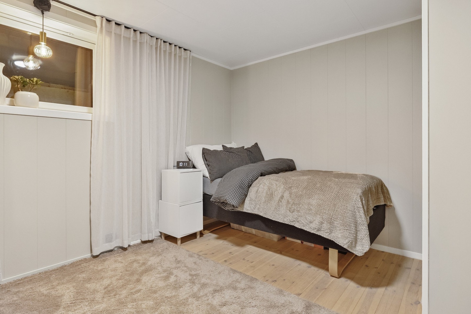 Rom i kjeller innredet som soverom Galleribilde