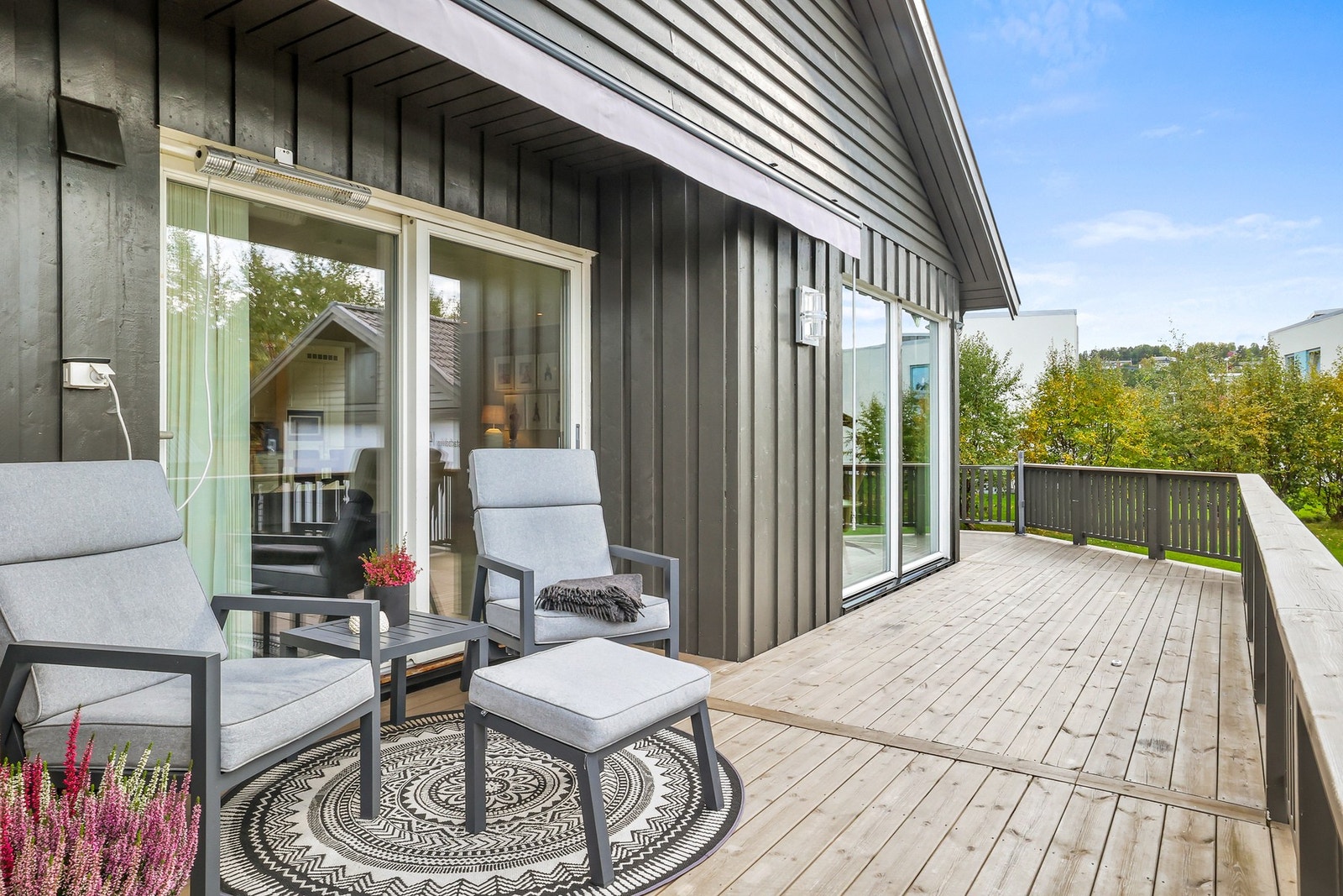 Stor terrasse hvor solrike dager kan nytes Galleribilde