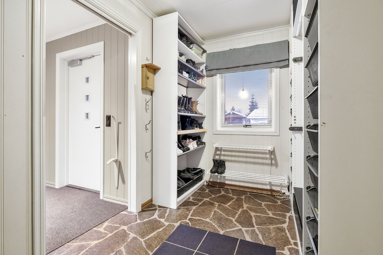 En praktisk bod / garderobe like ved inngangen Galleribilde