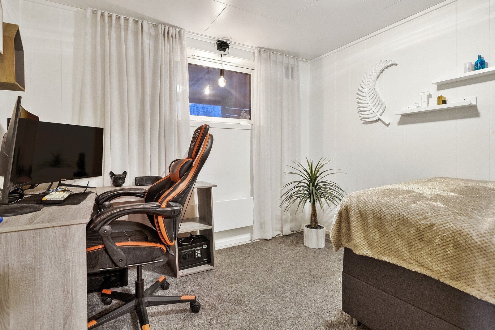 Rom i kjeller innredet som soverom Galleribilde