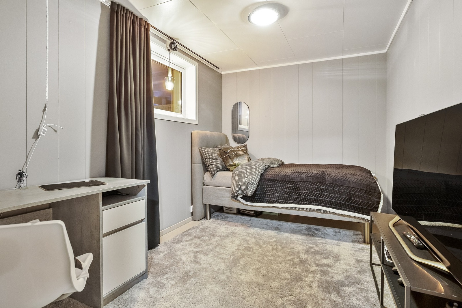 Rom i kjeller innredet som soverom Galleribilde