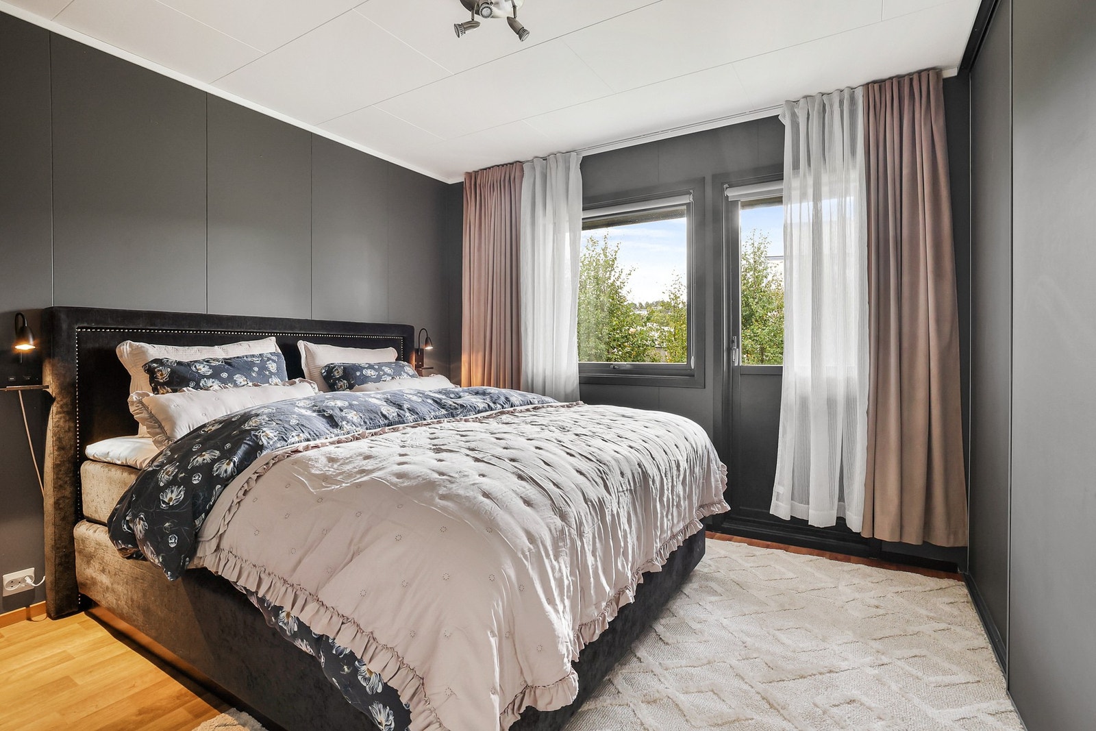 Soverom med god plass til dobbelseng, og utgang til balkong. Galleribilde