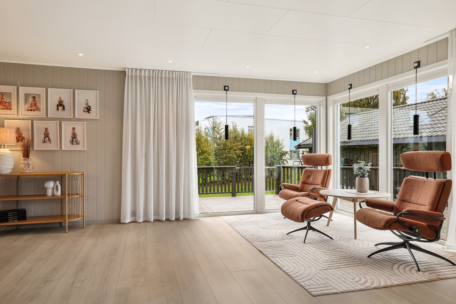 Stuen har naturlige soner for både avslapning og sosialt samvær. Galleribilde