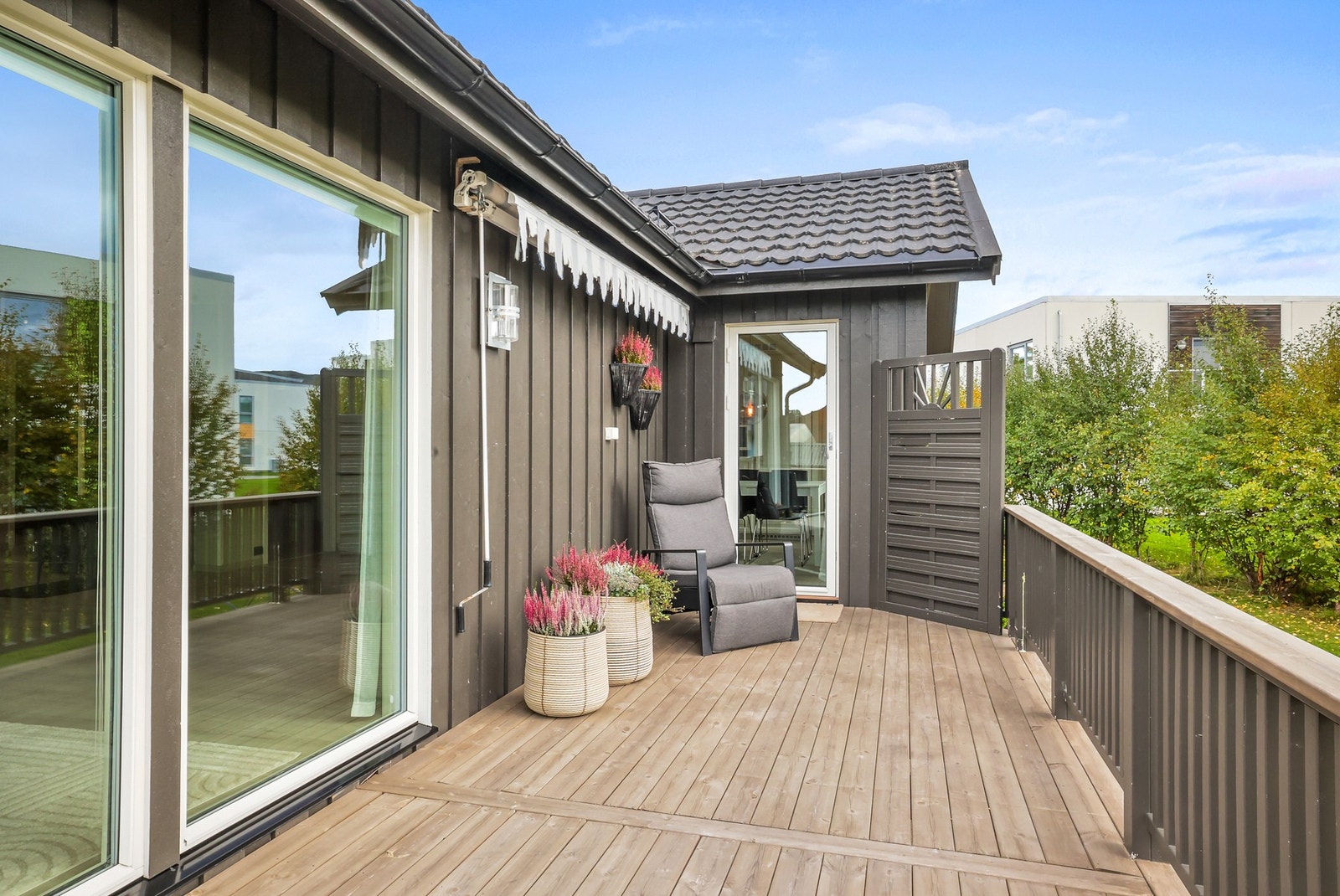 Stor terrasse hvor solrike dager kan nytes Galleribilde