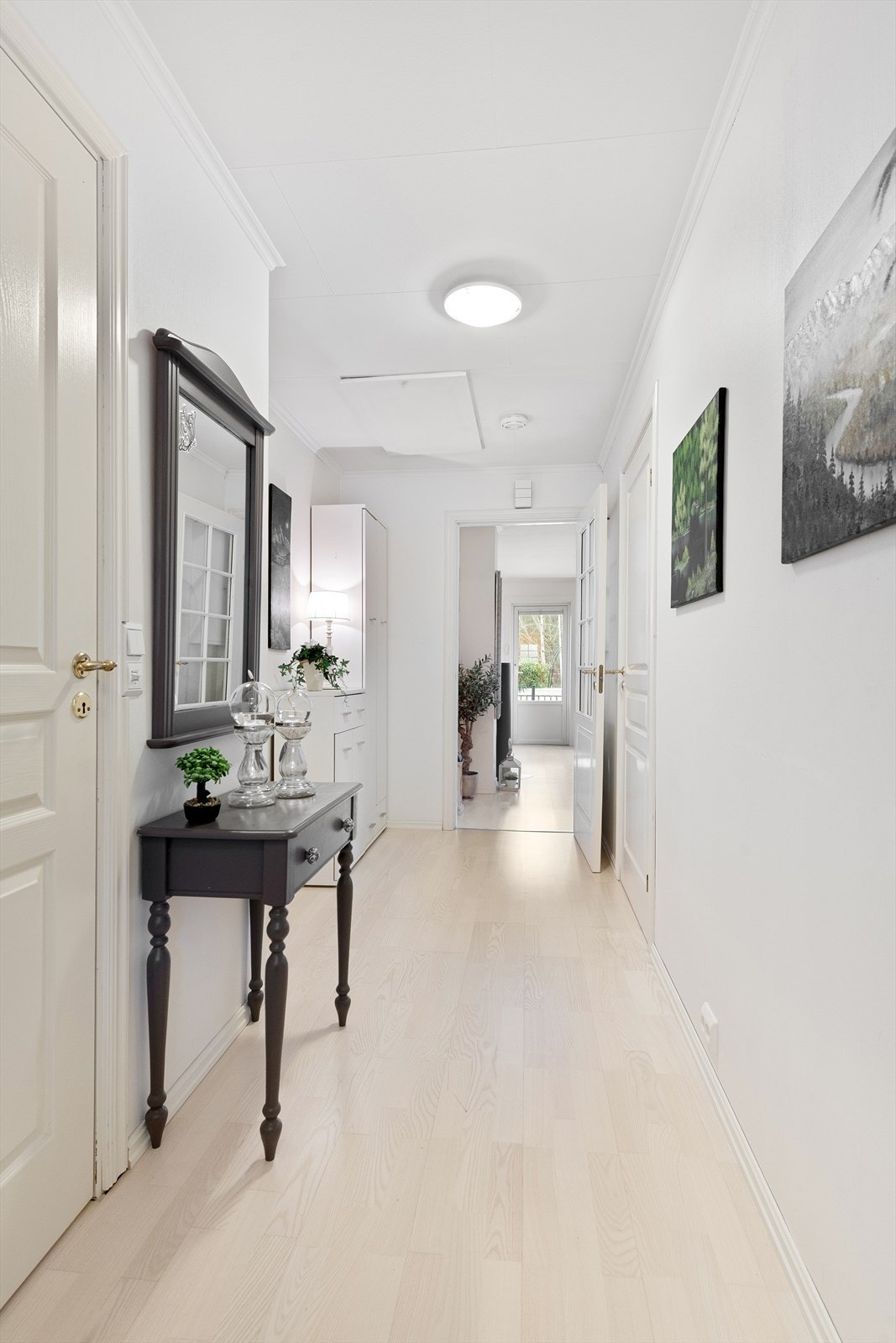 Lys gang med tilkomst til kryploft med gode oppbevaringsmuligheter Galleribilde