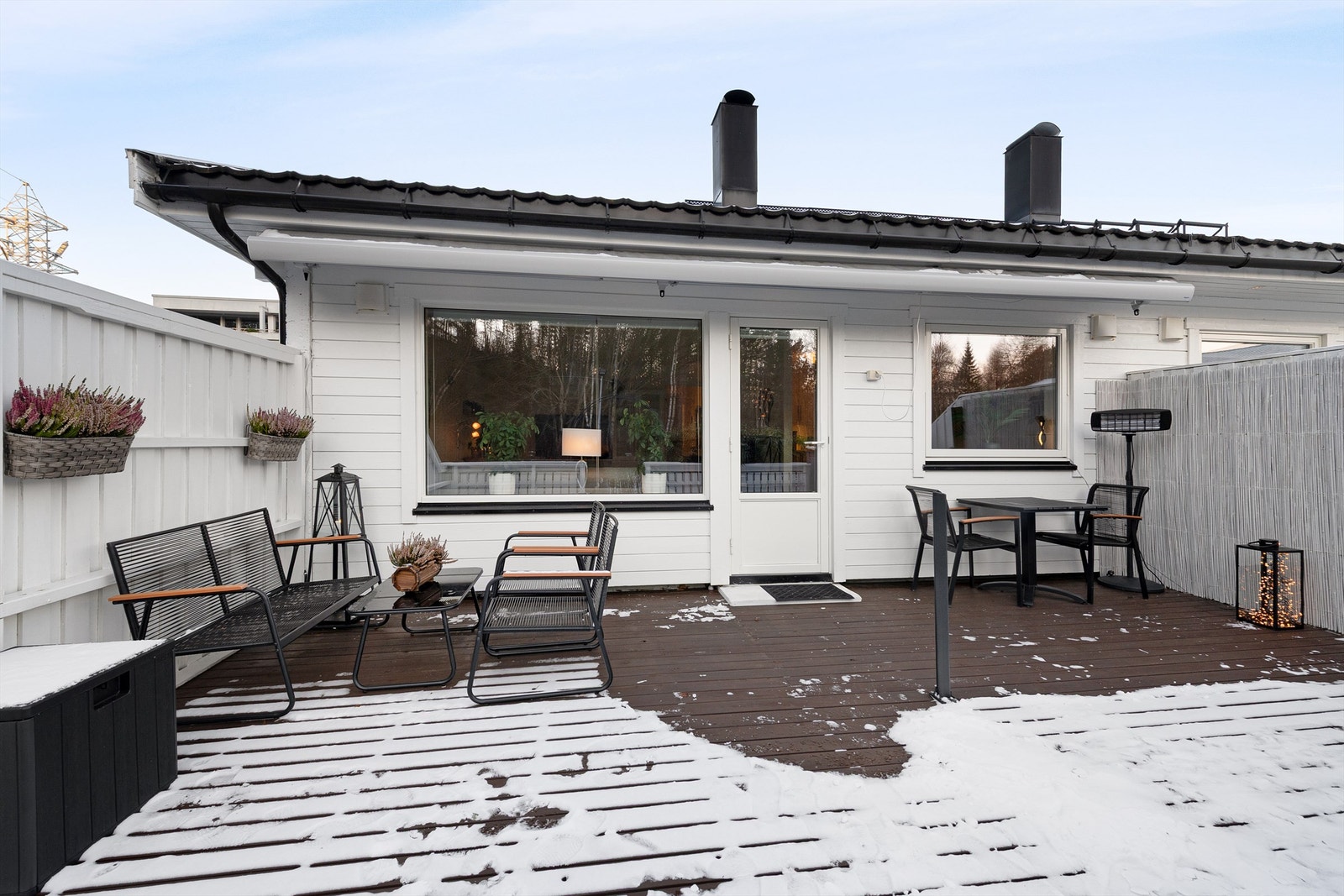 Fasade og terrasse mot syd med adkomst til hage Galleribilde