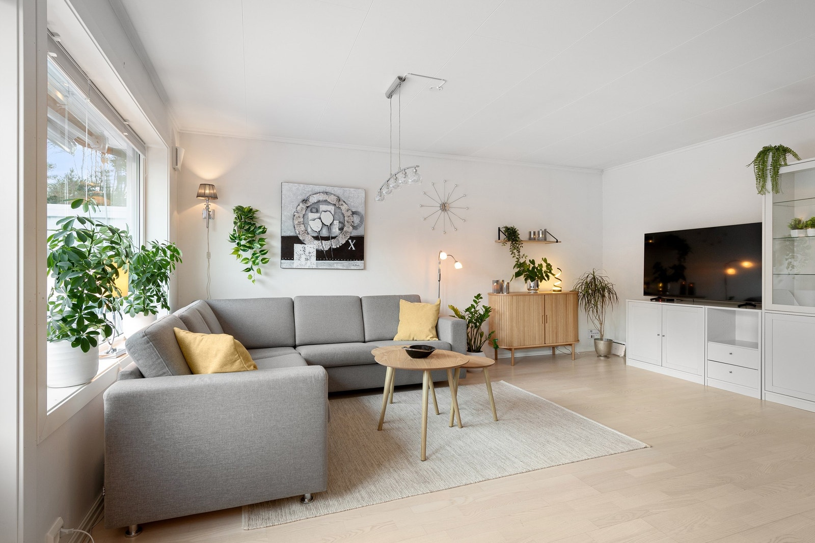 Lys og luftig stue med store vindusflater mot syd Galleribilde