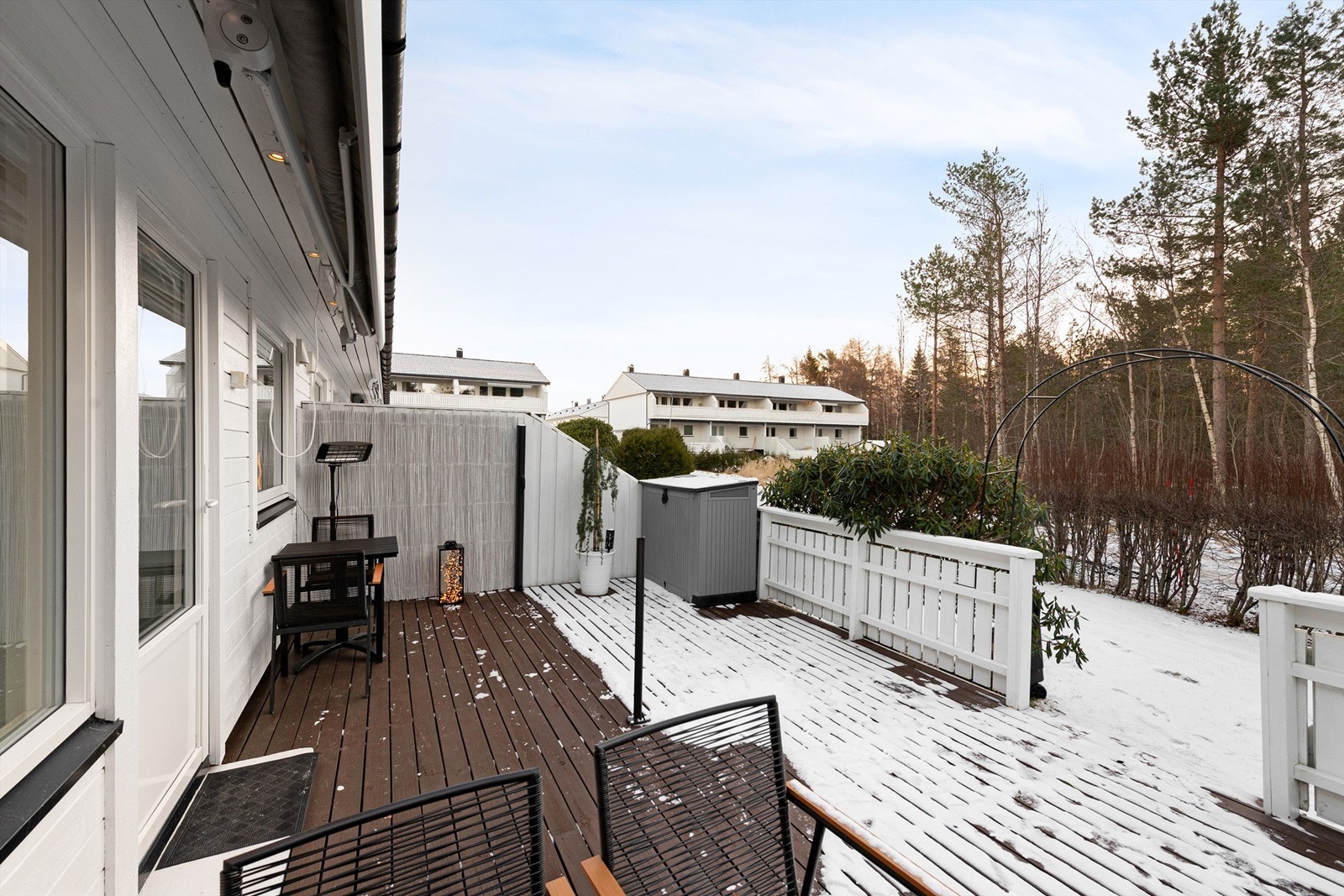 Sørvendt terrasse på 25 kvm med tilkomst til hage Galleribilde