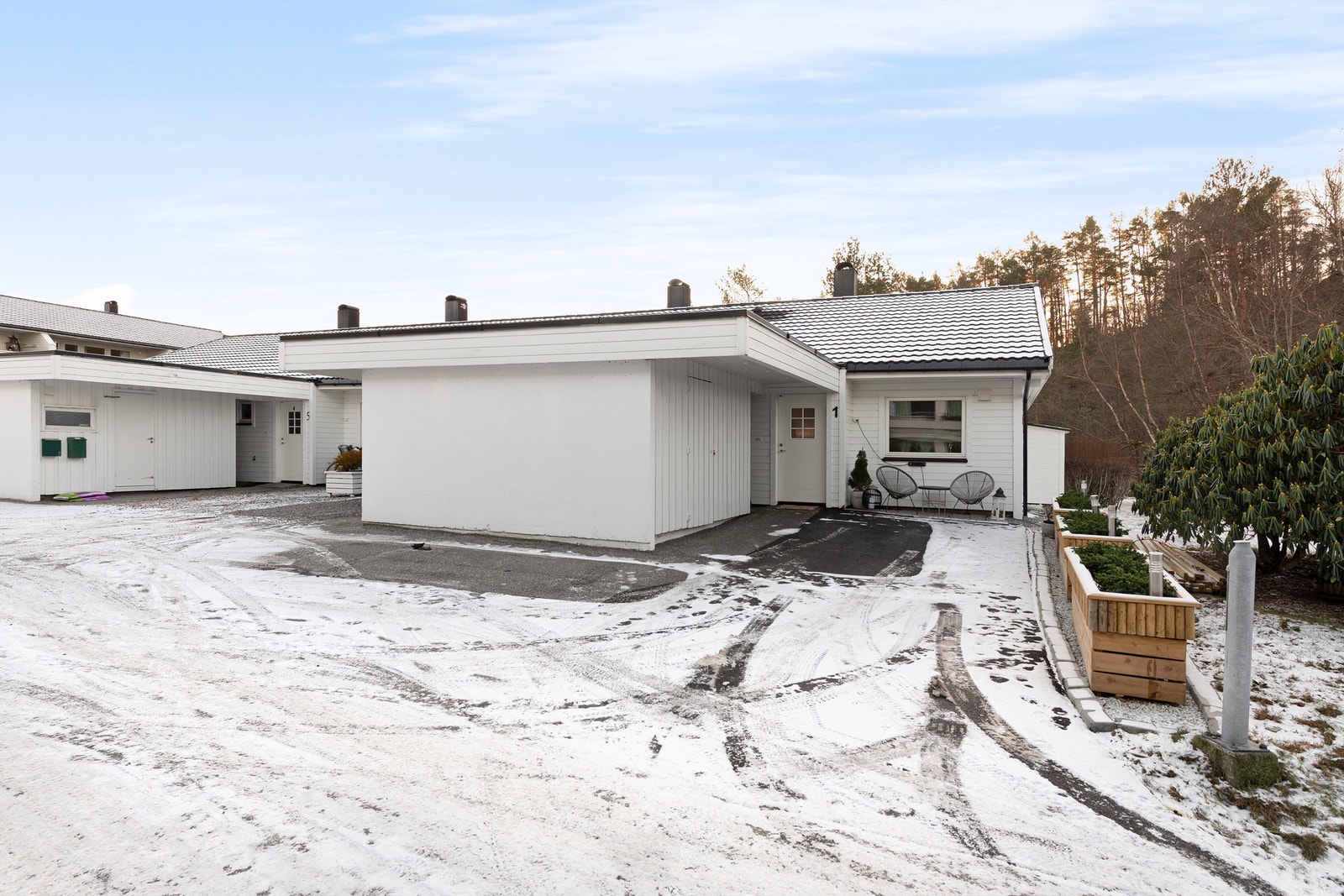 Gårdsplass og inngangsparti mot nord Galleribilde