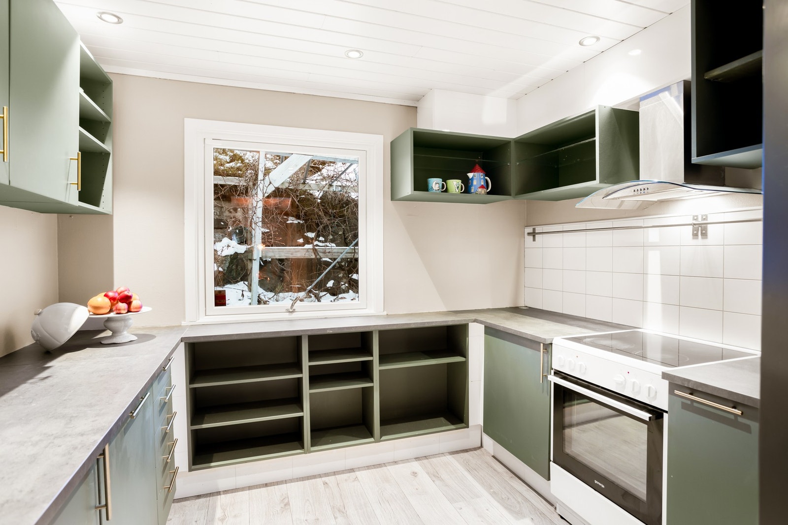 Kjøkkenet har folierte skrog med glatte fronter som gir et ryddig og tidløst uttrykk. Galleribilde