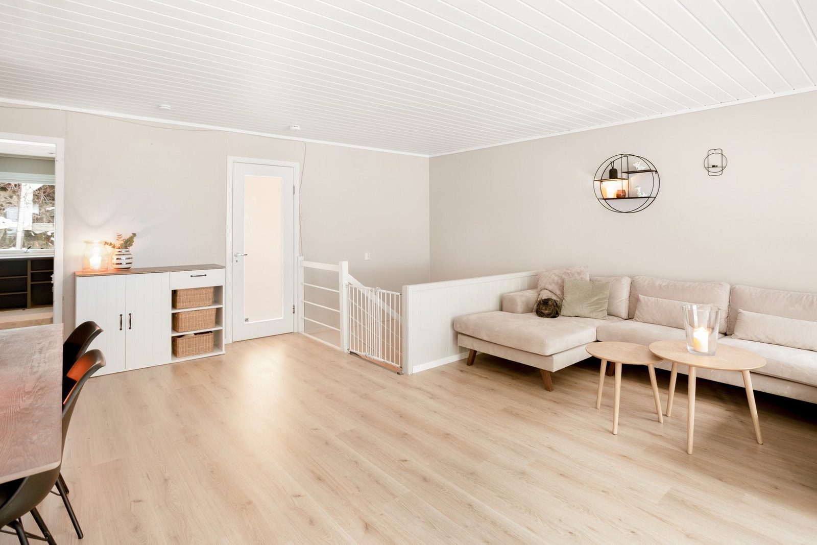 Store vindusflater og verandadør med glass gir rikelig med naturlig lysinnslipp. Galleribilde