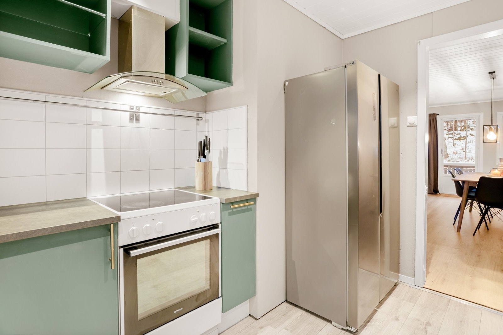 Det er avsatt plass til komfyr, kjøleskap og oppvaskmaskin, og kjøkkenet er utstyrt med ventilator med avtrekk ut. Galleribilde