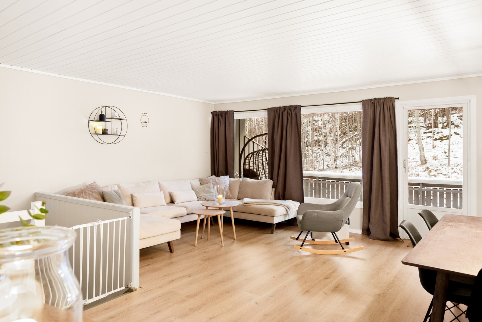 Stua fremstår som romslig og luftig med god plass til både sofagruppe og spisebord. Galleribilde