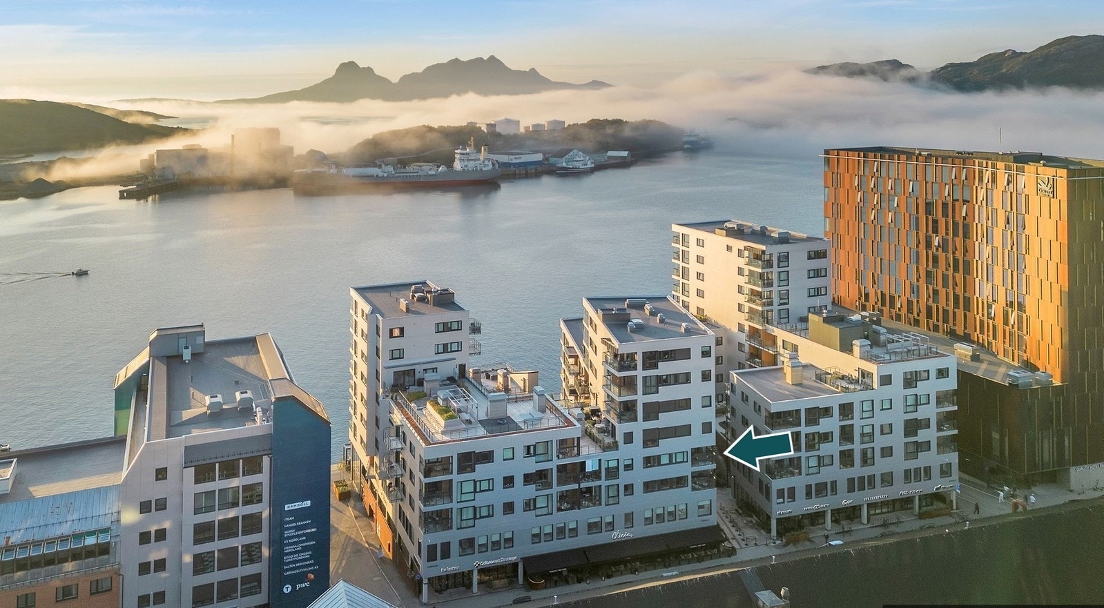 Umiddelbar nærhet til alt Bodø sentrum har å by på - De nederste etasjene i bygget består av forretninger som bl.a. flere smakfulle restauranter, bakeri m.m. Galleribilde