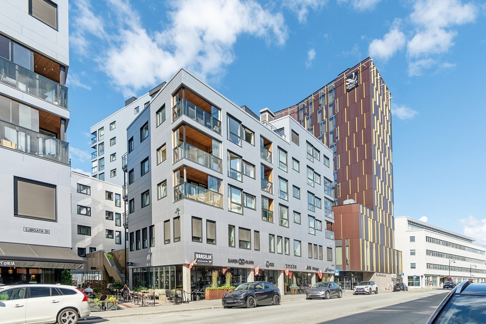 Næringslokaler i de nederste etasjene med bla. restauranter, bakeri, tannlege, frisør og bilutleie m.m. Galleribilde