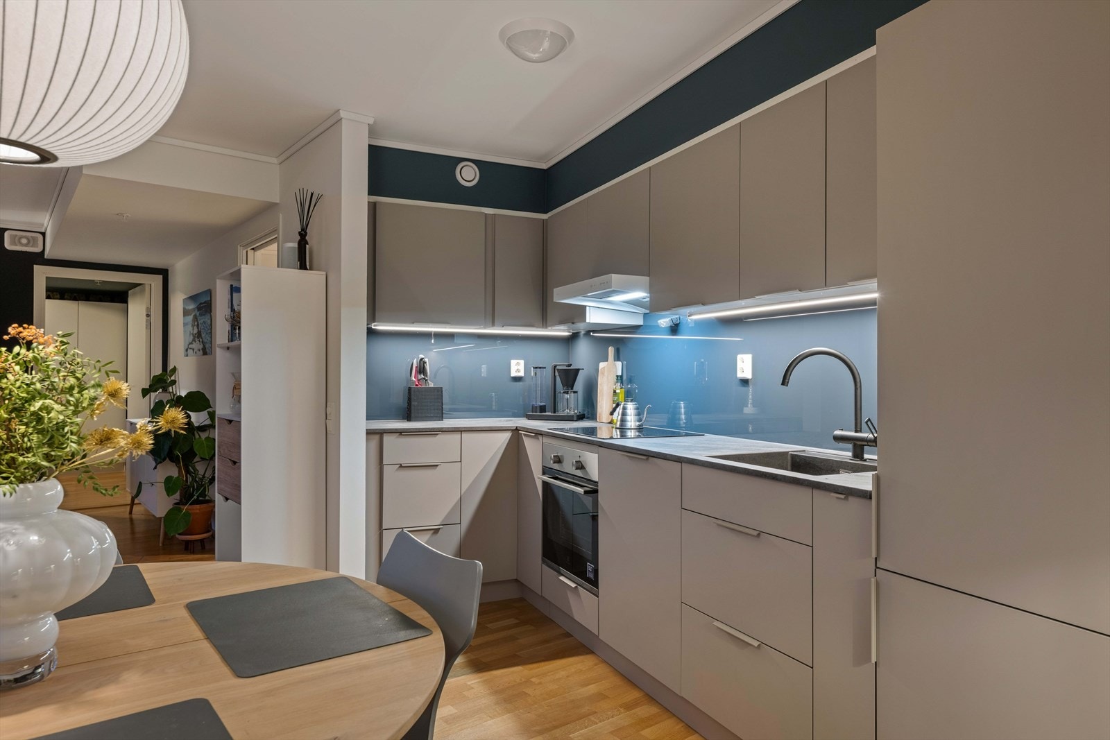 De integrerte hvitevarene følger selvsagt og består av stekeovn, koketopp, oppvaskmaskin og kombiskap kjøl/frys Galleribilde