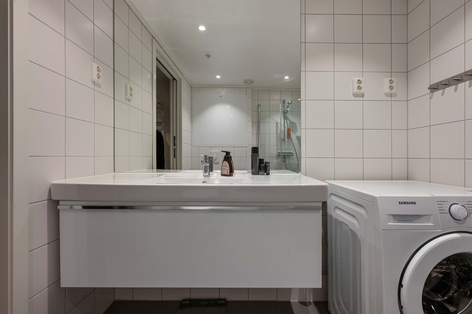 Innredningen består av servant med romslig skuffe under og stort speil på veggen over Galleribilde