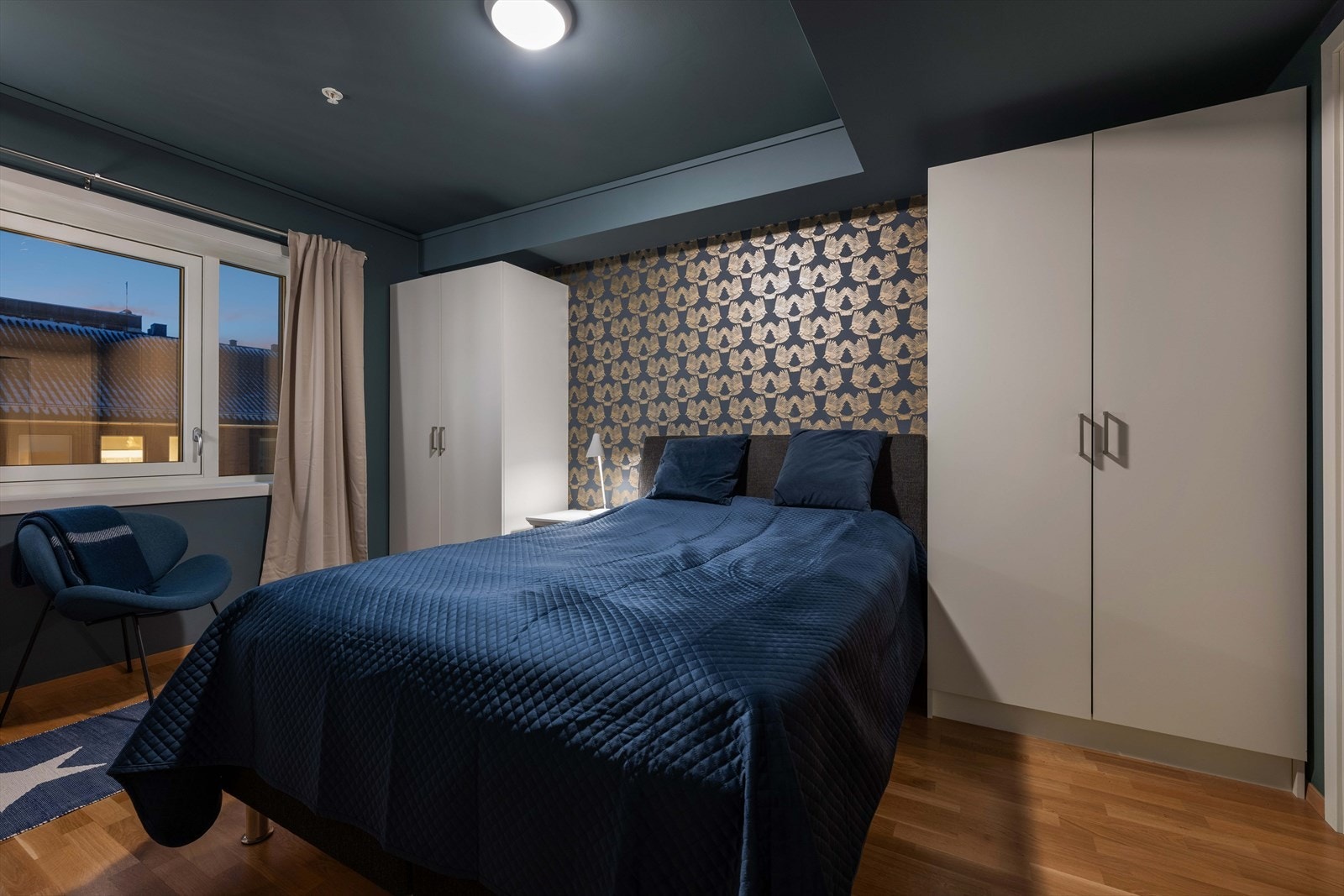 Soverom I - Hovedsoverommet er innbydende med mørke fargetoner og god plass til dobbeltseng Galleribilde