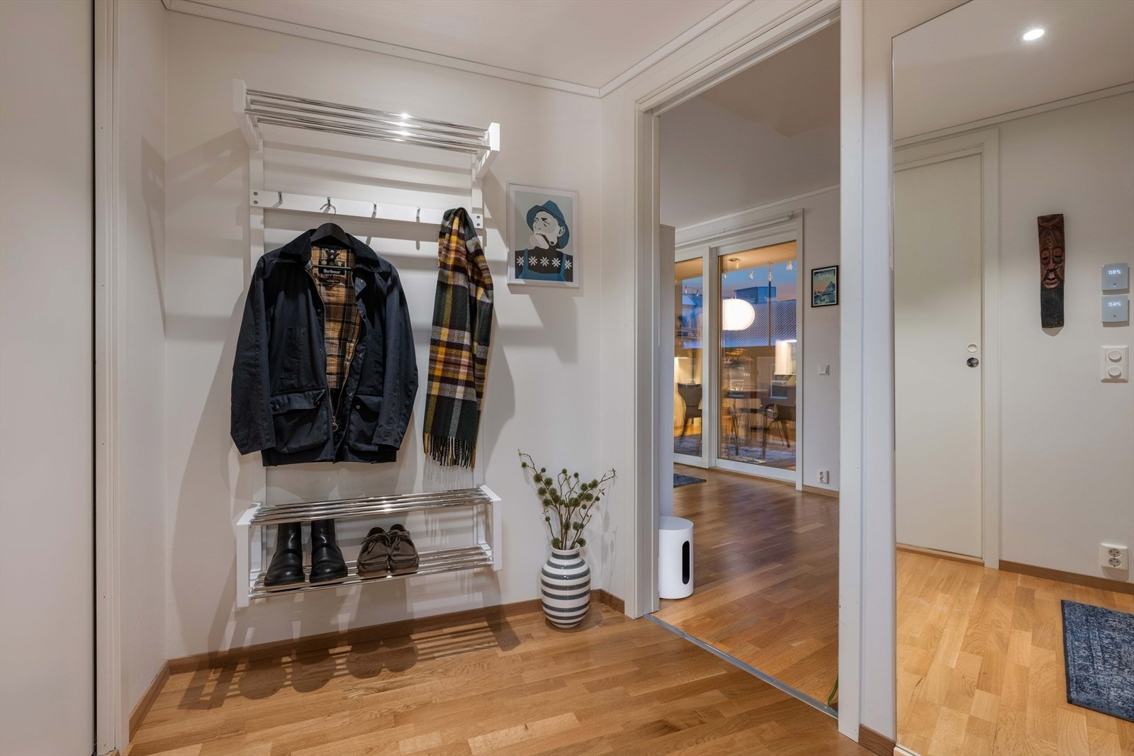 Du ønskes velkommen inn i en hyggelig entré med god plass til å henge fra seg yttertøy - Veggmontert entrémøbel medfølger Galleribilde