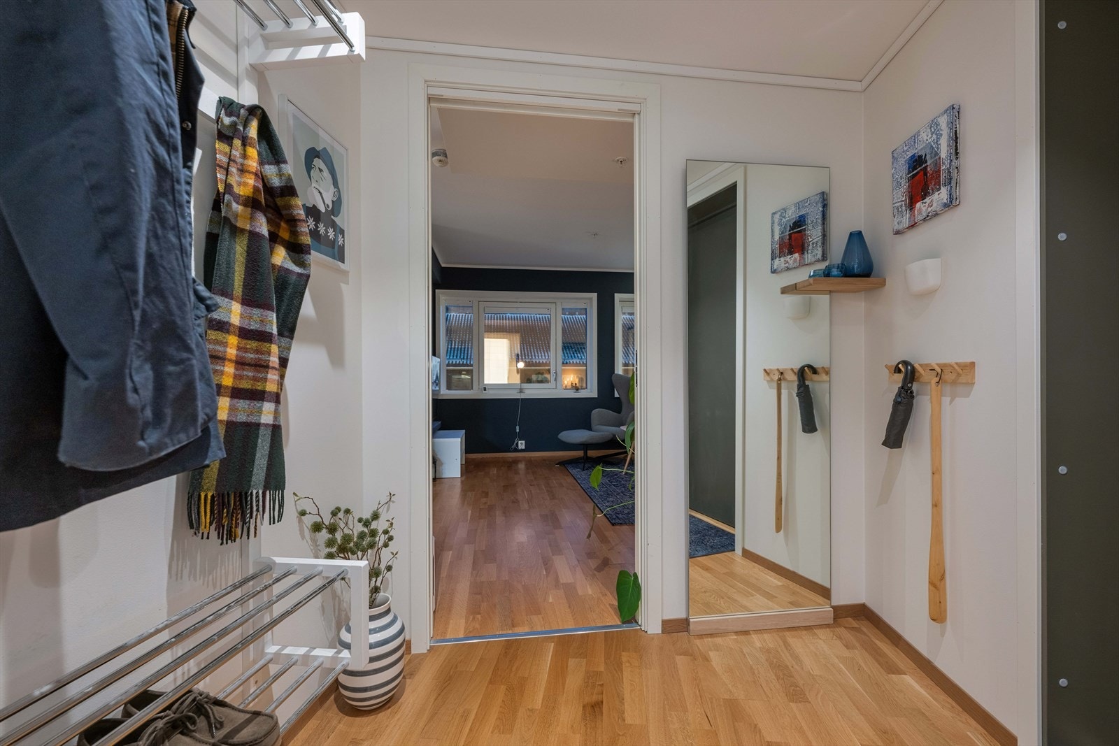 Videre fra gangen kommer du direkte inn i stuen, men herfra har du også adkomst til badet Galleribilde