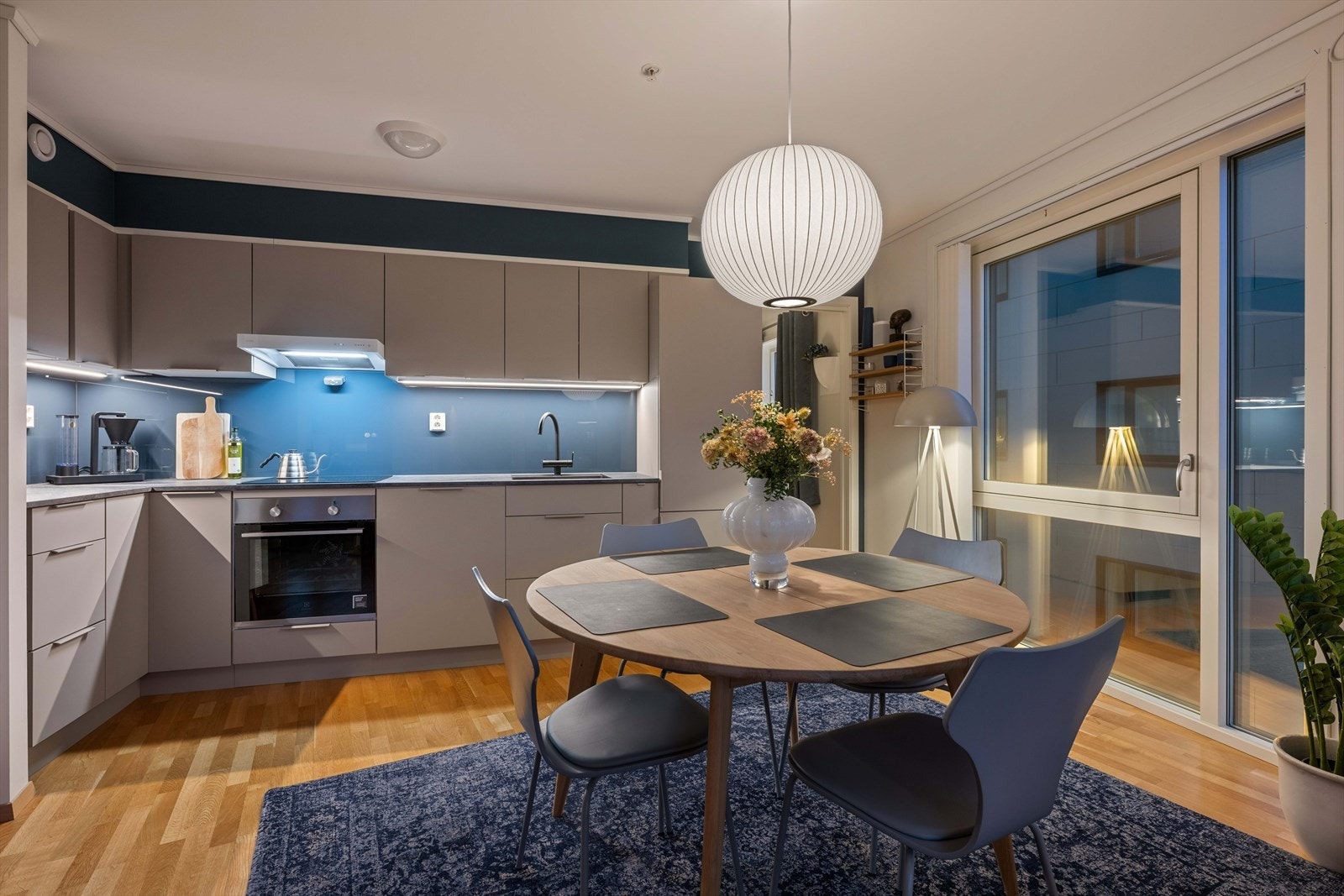 Kjøkkenet har en moderne innredning med glatte fronter og benkeplate i laminat - Godt utbygget med skap- og benkeplass Galleribilde