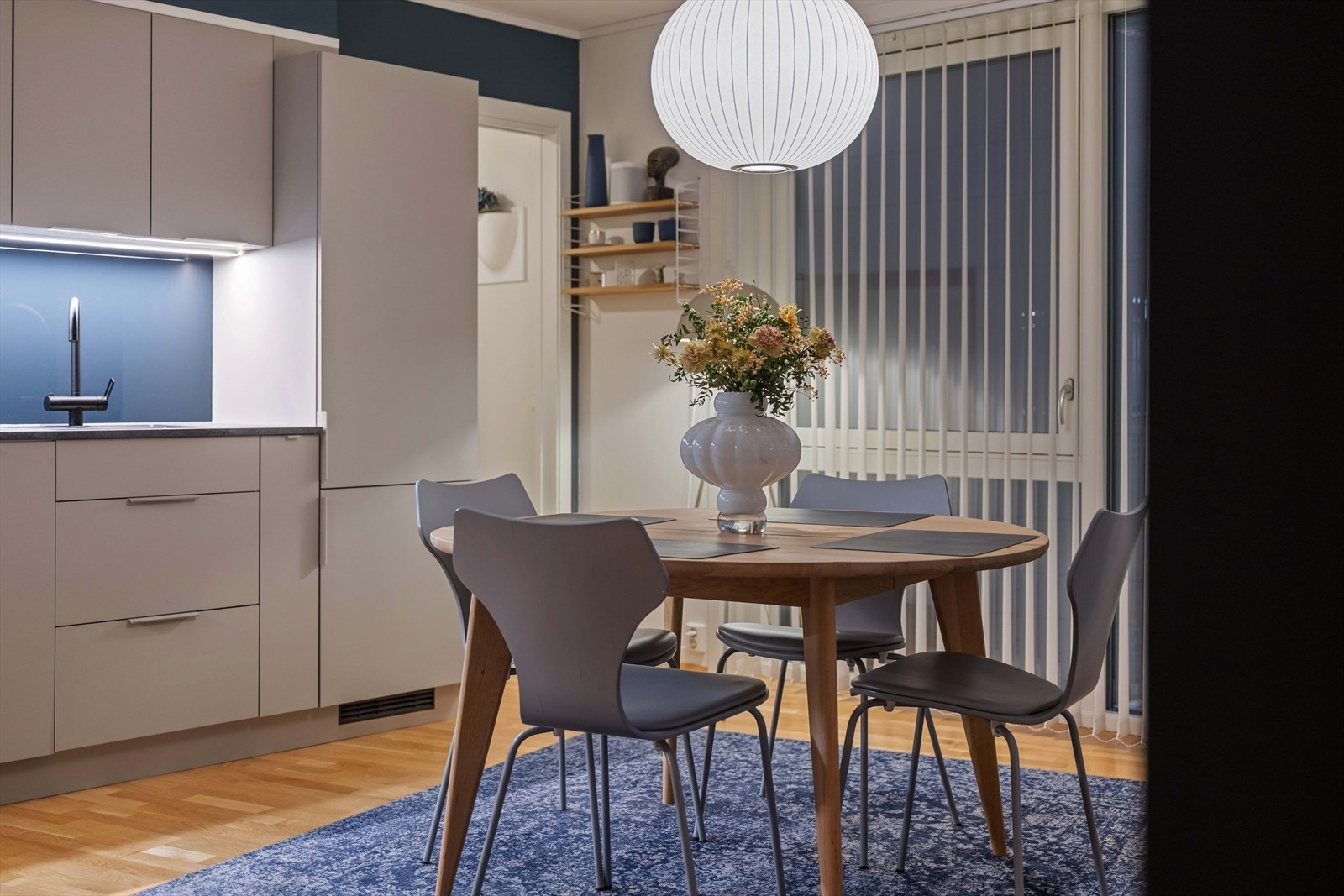 Spisestuen gir god plass til bord tilpasset 4-5 personer og det er klargjort for taklampe over (nåværende lampe medfølger ikke) Galleribilde