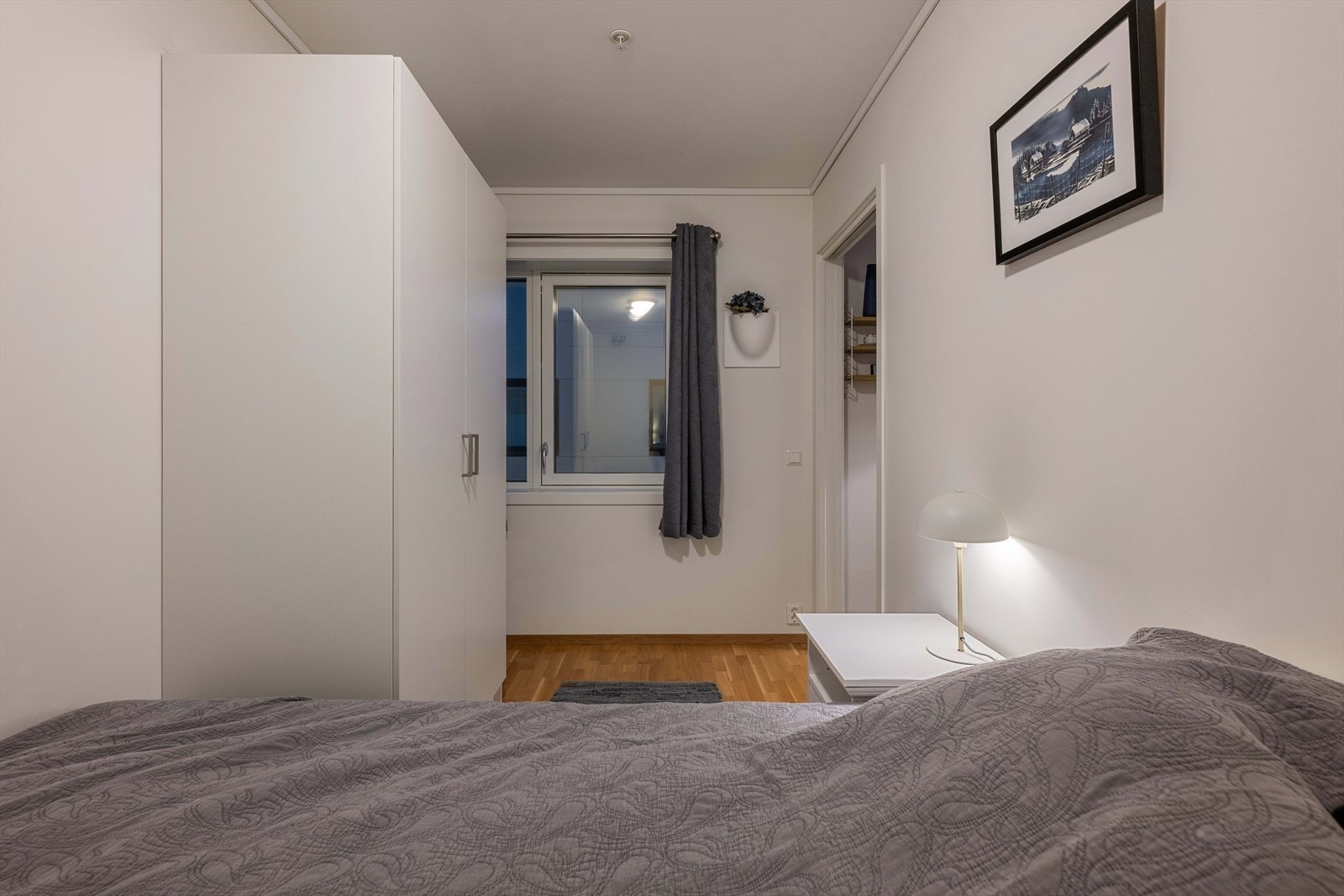 Soverom II - Det andre soverommet ligger innenfor kjøkkenet og passer utmerket som barnerom, gjesterom eller hjemmekontor Galleribilde