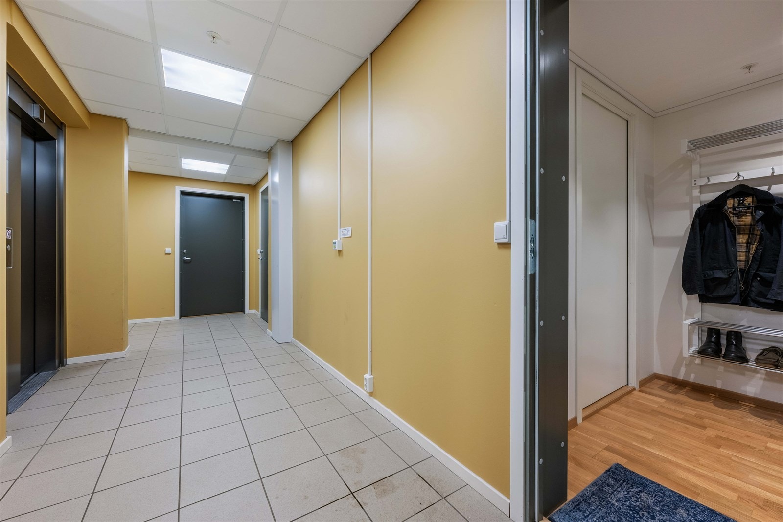 Det er trappefri adkomst med heis fra både garasjen og bakkeplan - Heisen er kun noen få skritt fra leiligheten Galleribilde