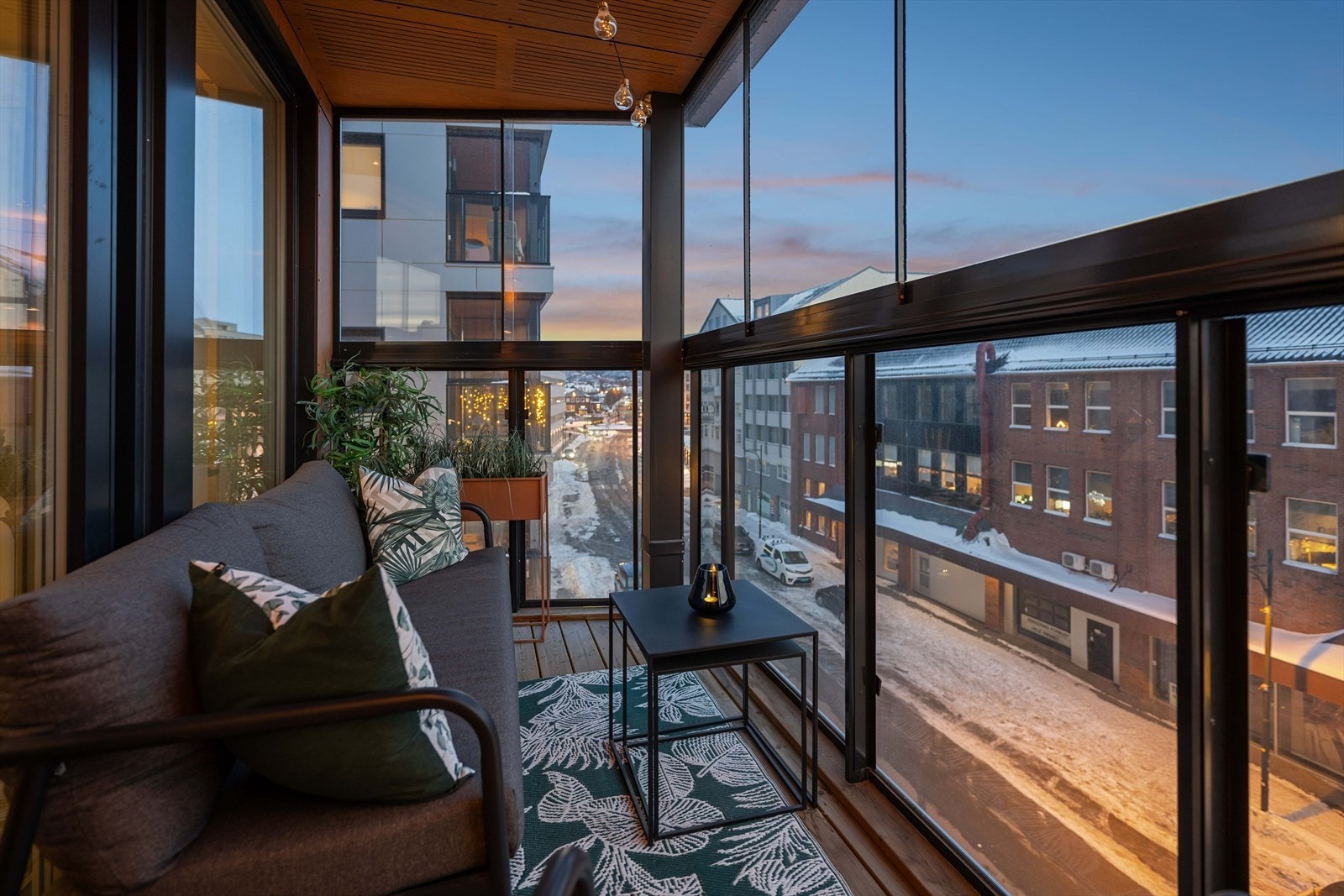 En får fint plass til utemøblement og den sørvendte beliggenheten gir gode solforhold Galleribilde