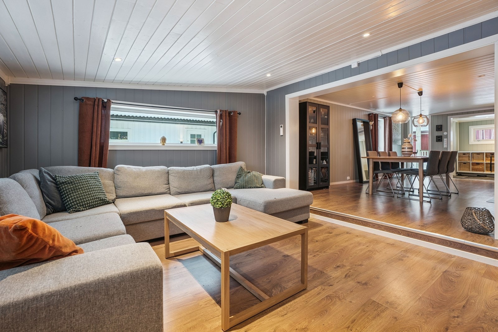 Stuen har god plass til en romslig sofagruppe og tilhørende møblement. Galleribilde