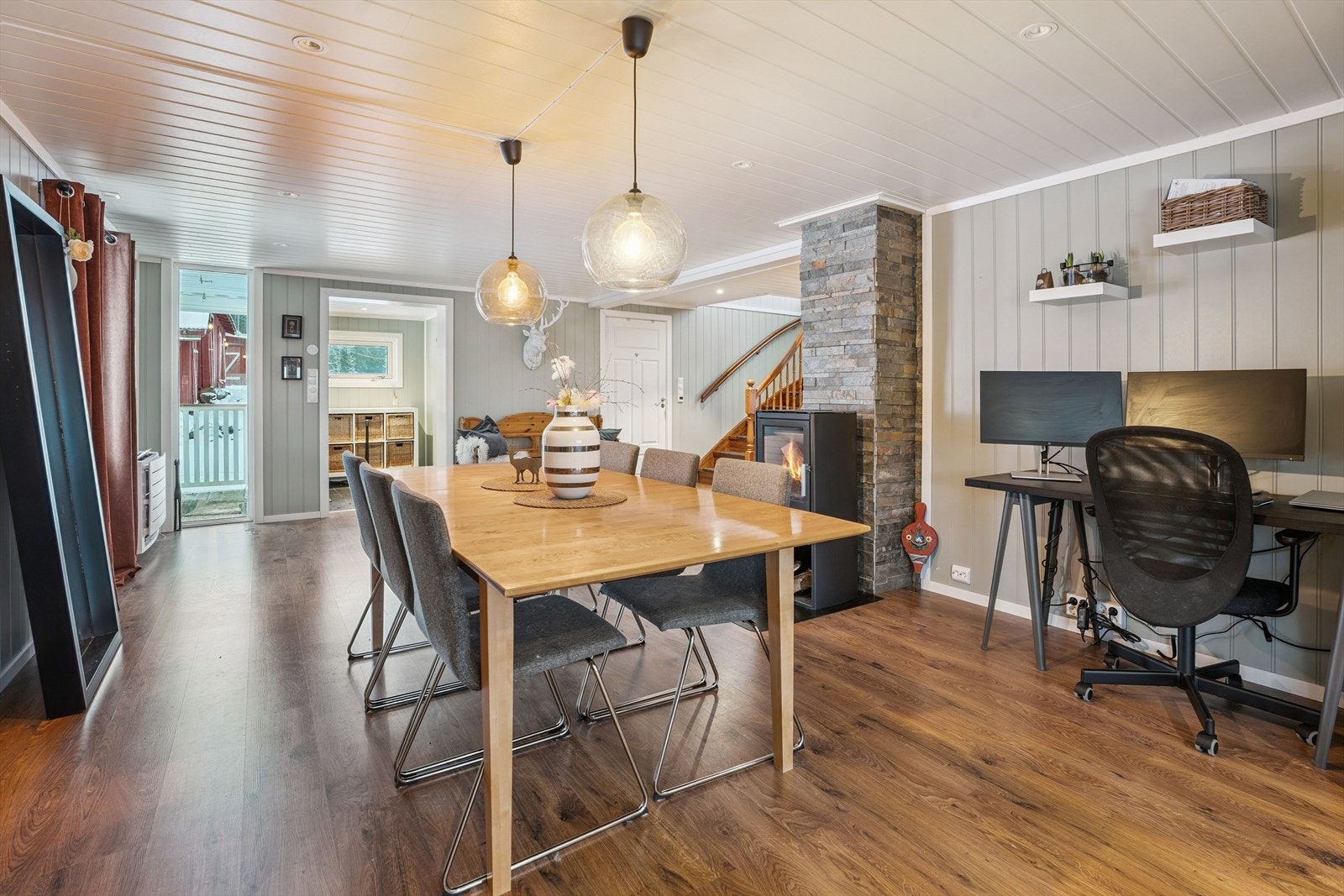 Spisestuen er sentrert rundt en nyere peisovn som gir effektiv oppvarming. Galleribilde