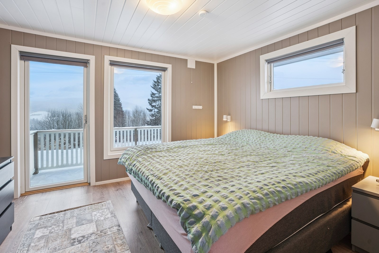 Soverommet i første etasje har direkte utgang til en sydvendt terrasse på 42 m². Galleribilde