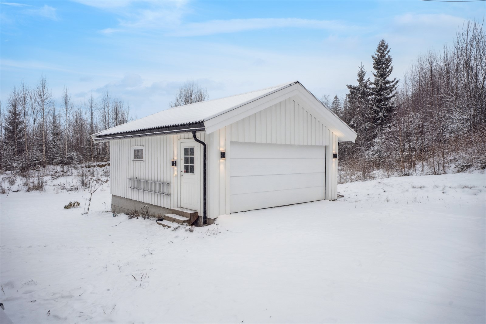 Isolert dobbelgarasje på 44 m², oppført i 2020, med innlagt strøm og motorisert portåpner. Galleribilde